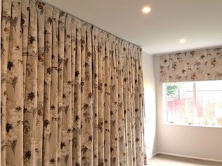 Inverted pleated curtains with roman blind