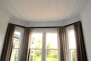 Double rod mitred around bay window