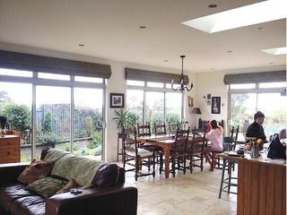 Chain-driven roman blinds